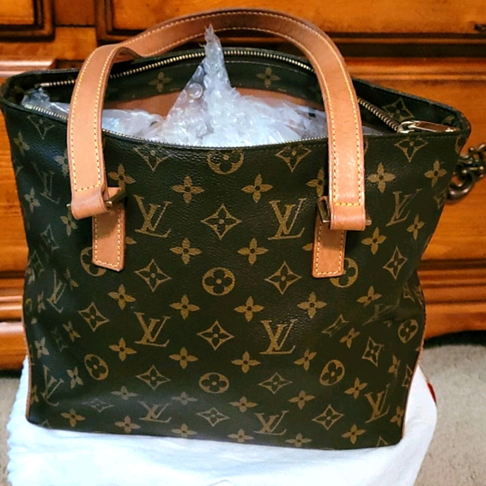 Ladies Louis Vuitton purse..